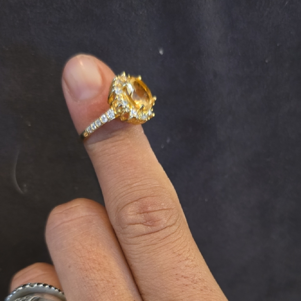 Elegant Gold and Silver Ring with Gemstone - Picture 3 of 4